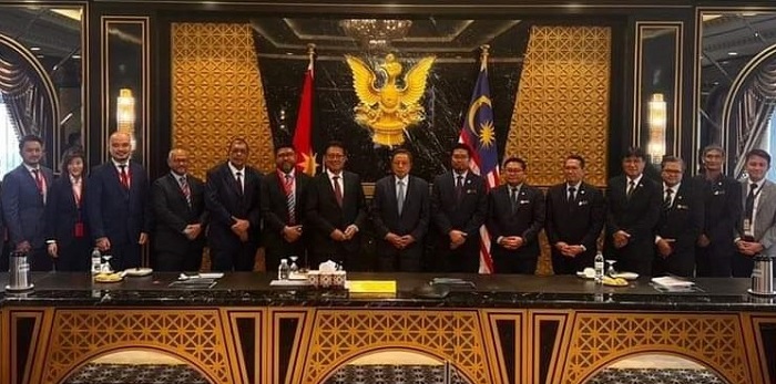 Abang Johari (centre), Premier of Sarawak with (to his Left); Attorney General of Sarawak, Saferi Ali; Director of the State Economic Planning Unit, Lester Mathew; and other state executives. (right of Abang Jo); Utility and Telecommunications Minister, Julaihi Narawi; Chairman of UEM Group, Amran Hafiz Affifudin; Executive Chairman of Planet QEOS, Dino Bidari; Acting CEO of UEM Lestra Bhd, Harman Faiz Habib Muhamad; CEO Planet QEOS, Dr Gabriel Walter; COO Planet QEOS, Lam Poh Lian; Director (Investments), Khazanah Nasional Bhd, Mohd Firdaus Hisham; and Head of Business Development, UEM Lestra, Noor Hafifi Jalal.